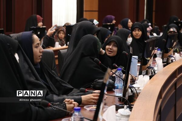 نشست جمعی از دانش‌آموزان با استاندار مرکزی