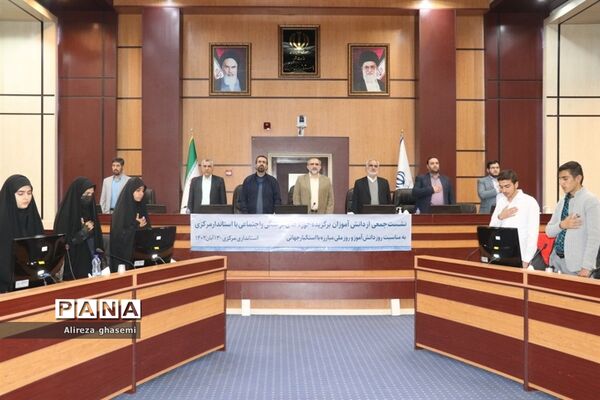 نشست جمعی از دانش‌آموزان با استاندار مرکزی