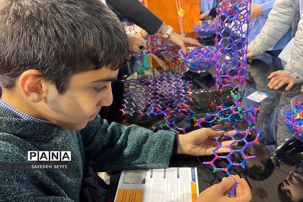 غرفه دانش‌آموز پژوهشگر کهریزک در نمایشگاه بین‌المللی نانو