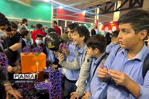 غرفه دانش‌آموز پژوهشگر کهریزک در نمایشگاه بین‌المللی نانو