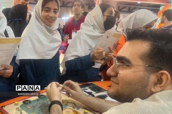 غرفه دانش‌آموز پژوهشگر کهریزک در نمایشگاه بین‌المللی نانو