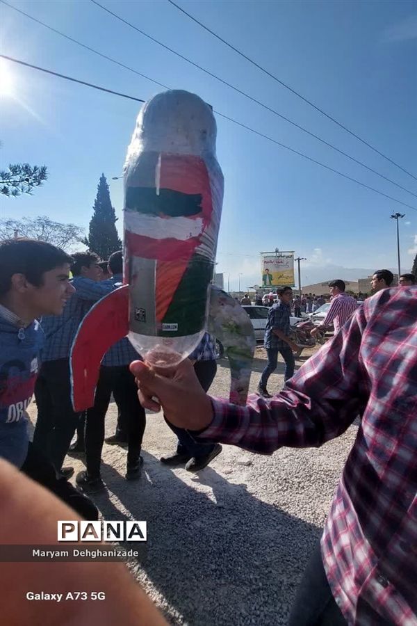 مسابقه موشک آبی همزمان با راهپیمایی ۱۳ آبان در شهرستان مهریز