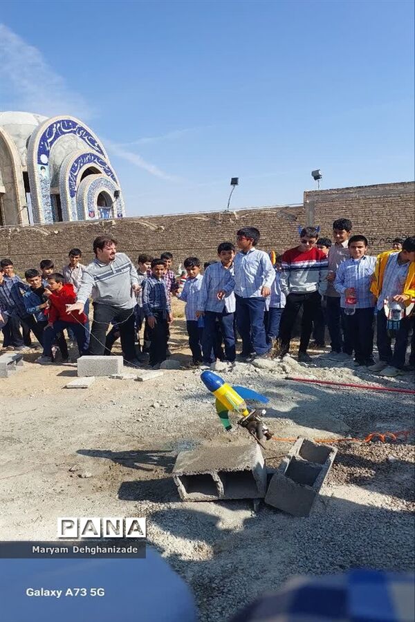 مسابقه موشک آبی همزمان با راهپیمایی ۱۳ آبان در شهرستان مهریز