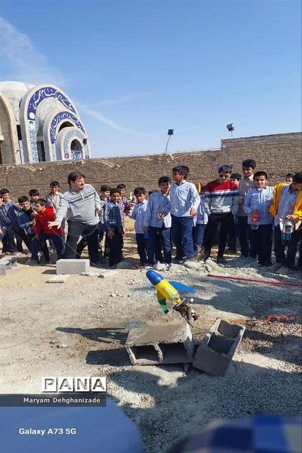 مسابقه موشک آبی همزمان با راهپیمایی ۱۳ آبان در شهرستان مهریز