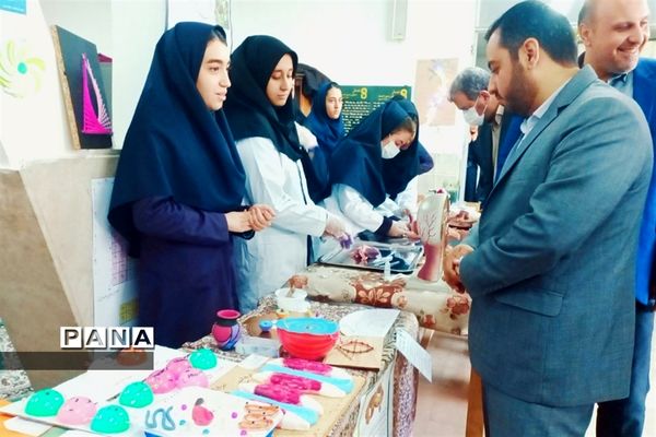بازدید مسئولان و دانش‌آموزان از نمایشگاه آزمایشگاه زهره خبازی دماوند