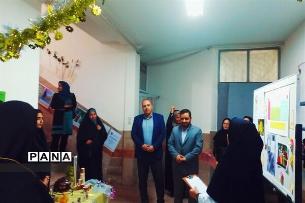 بازدید مسئولان و دانش‌آموزان از نمایشگاه آزمایشگاه زهره خبازی دماوند