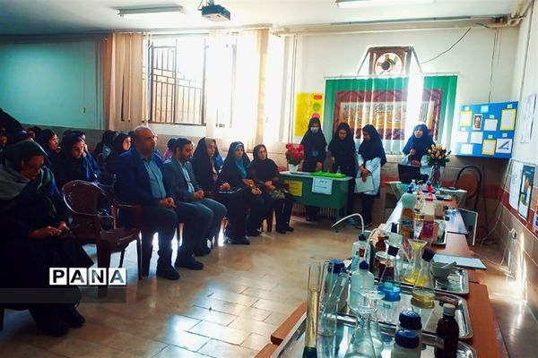 بازدید مسئولان و دانش‌آموزان از نمایشگاه آزمایشگاه زهره خبازی دماوند
