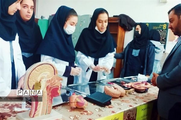 بازدید مسئولان و دانش‌آموزان از نمایشگاه آزمایشگاه زهره خبازی دماوند