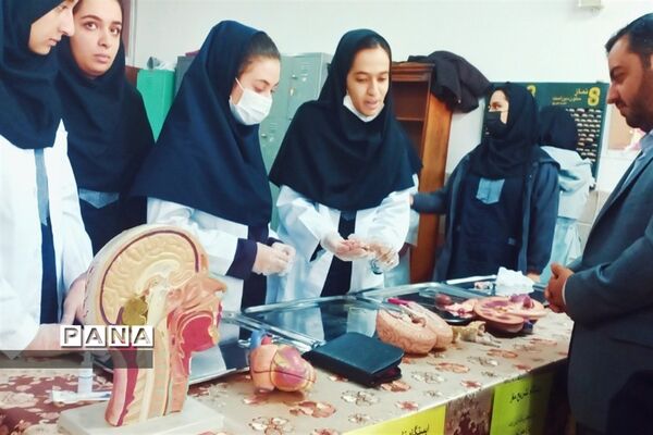 بازدید مسئولان و دانش‌آموزان از نمایشگاه آزمایشگاه زهره خبازی دماوند
