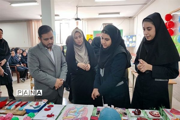 بازدید مسئولان و دانش‌آموزان از نمایشگاه آزمایشگاه زهره خبازی دماوند