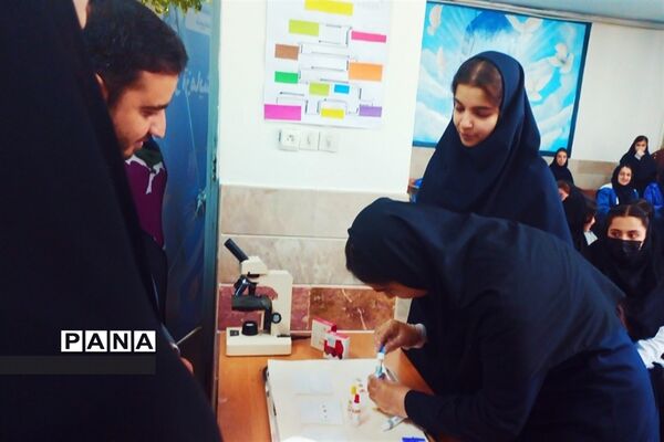 بازدید مسئولان و دانش‌آموزان از نمایشگاه آزمایشگاه زهره خبازی دماوند