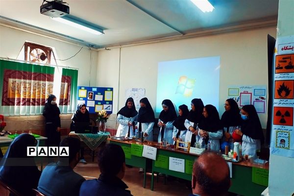 بازدید مسئولان و دانش‌آموزان از نمایشگاه آزمایشگاه زهره خبازی دماوند