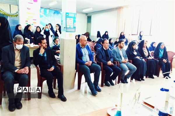 بازدید مسئولان و دانش‌آموزان از نمایشگاه آزمایشگاه زهره خبازی دماوند