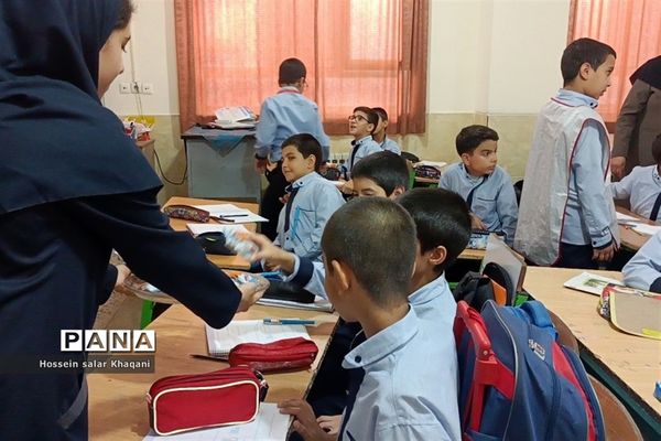 طنین شعار مرگ بر آمریکا در کلاس‌های درس دبستان معارف۶