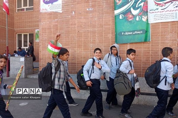 طنین شعار مرگ بر آمریکا در کلاس‌های درس دبستان معارف۶