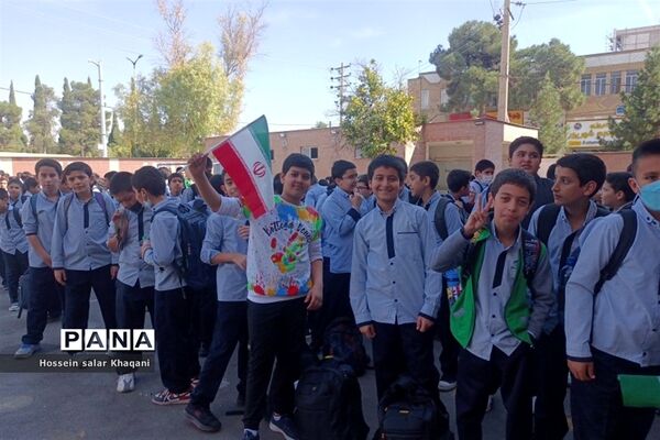 طنین شعار مرگ بر آمریکا در کلاس‌های درس دبستان معارف۶