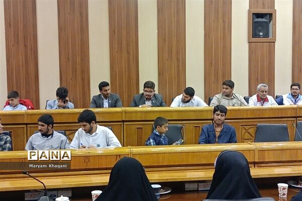 نشست گروهی از دانش‌آموزان شیراز با استاندار فارس