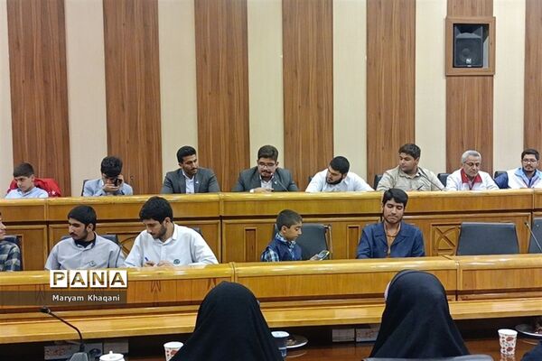 نشست گروهی از دانش‌آموزان شیراز با استاندار فارس