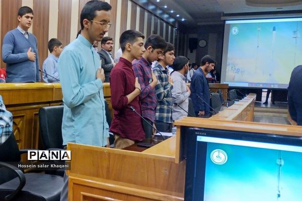 نشست گروهی از دانش‌آموزان شیراز با استاندار فارس