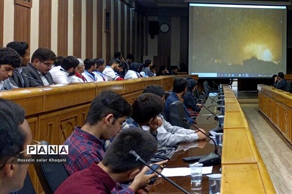 نشست گروهی از دانش‌آموزان شیراز با استاندار فارس