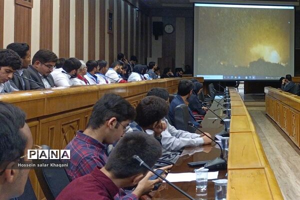 نشست گروهی از دانش‌آموزان شیراز با استاندار فارس