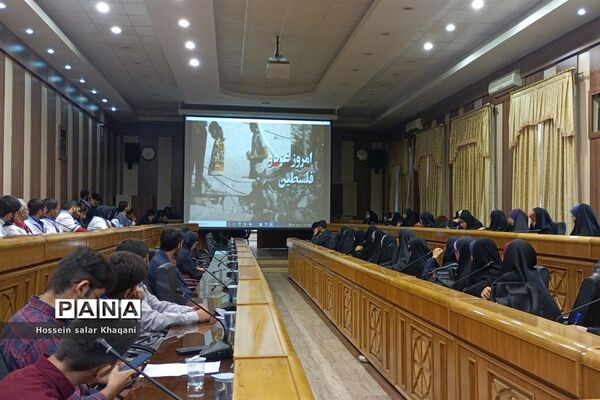 نشست گروهی از دانش‌آموزان شیراز با استاندار فارس