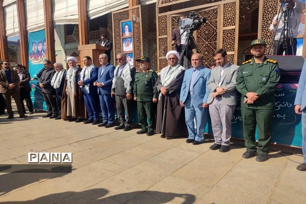 حضور 12 هزار نفر از دانش‌آموزان در حرم مطهر شاهچراغ (ع)