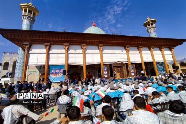 امضای‌ نامه به نوجوانان فلسطینی توسط دانش‌آموزان شیرازی در یادواره شهدای دانش‌آموز