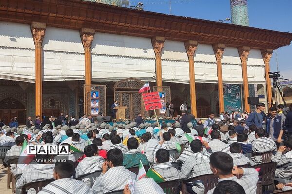 امضای‌ نامه به نوجوانان فلسطینی توسط دانش‌آموزان شیرازی در یادواره شهدای دانش‌آموز