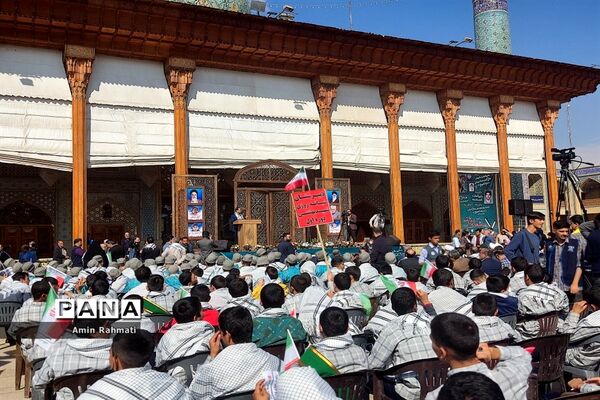 امضای‌ نامه به نوجوانان فلسطینی توسط دانش‌آموزان شیرازی در یادواره شهدای دانش‌آموز