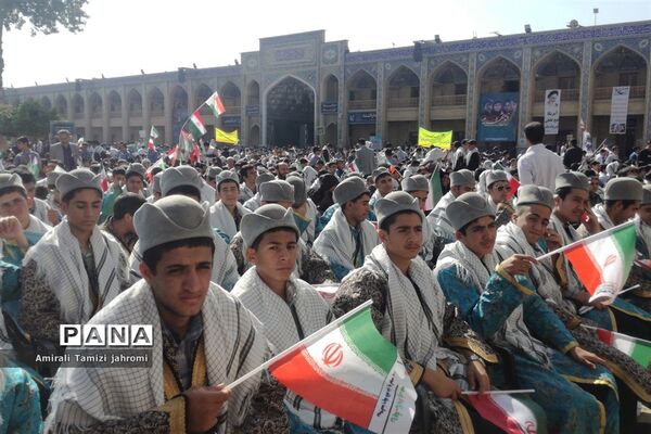 دانش‌آموزان با شهدای دانش‌آموز یک دل شدند