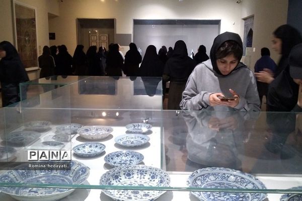 بازدید دانش‌آموزان هنرستان مبتکران رودهن از موزه ملی