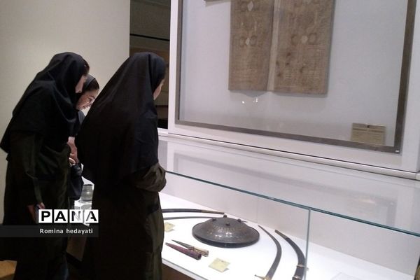 بازدید دانش‌آموزان هنرستان مبتکران رودهن از موزه ملی