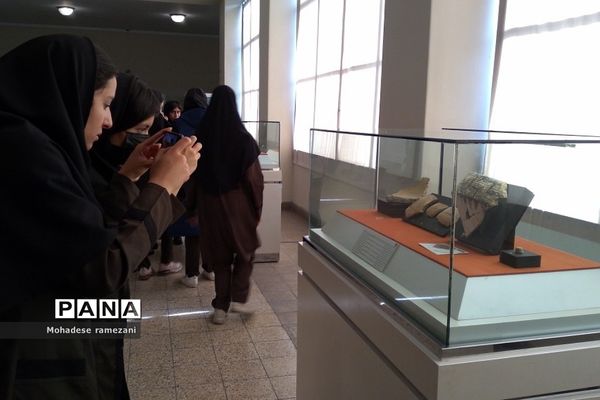 بازدید دانش‌آموزان هنرستان مبتکران رودهن از موزه ملی