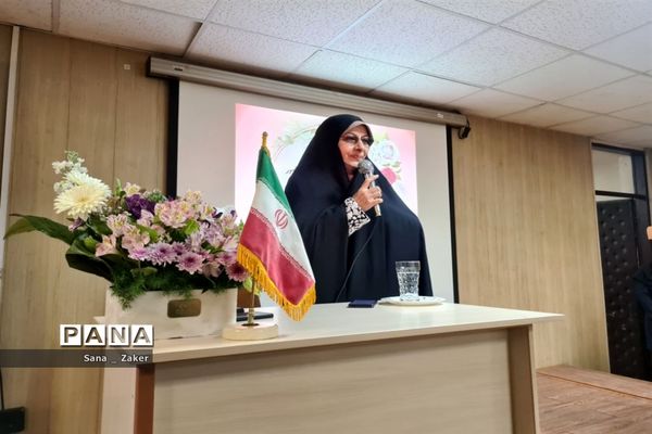 انسیه خزعلی در جمع دانش‌آموزان فرهیخته منطفه ۱۳