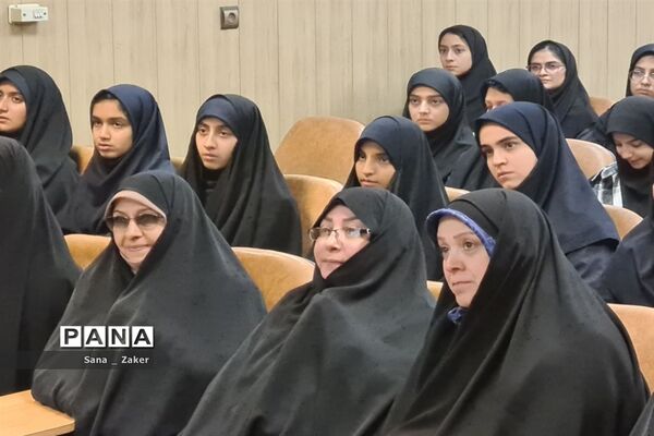 انسیه خزعلی در جمع دانش‌آموزان فرهیخته منطفه ۱۳