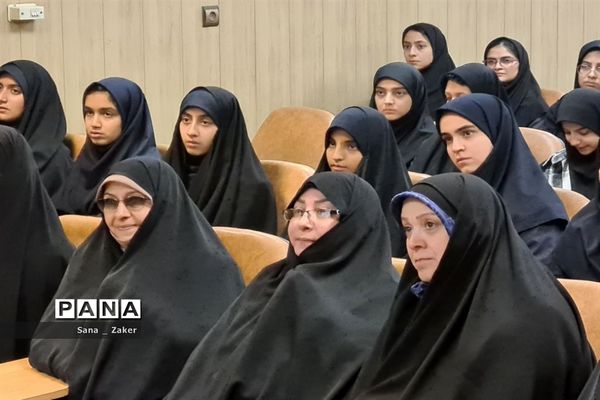 انسیه خزعلی در جمع دانش‌آموزان فرهیخته منطفه ۱۳