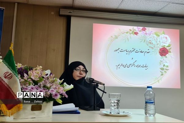 انسیه خزعلی در جمع دانش‌آموزان فرهیخته منطفه ۱۳