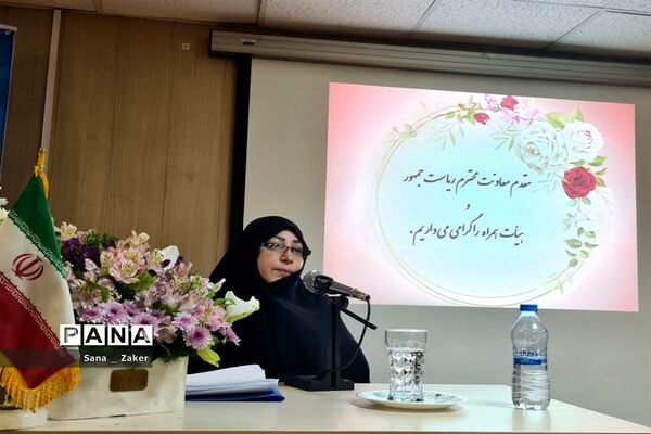 انسیه خزعلی در جمع دانش‌آموزان فرهیخته منطفه ۱۳