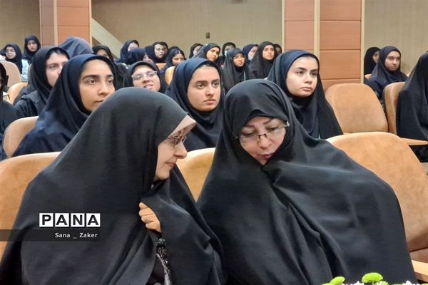 انسیه خزعلی در جمع دانش‌آموزان فرهیخته منطفه ۱۳