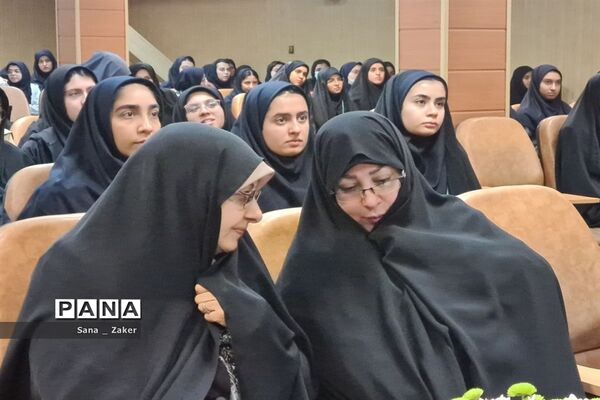 انسیه خزعلی در جمع دانش‌آموزان فرهیخته منطفه ۱۳