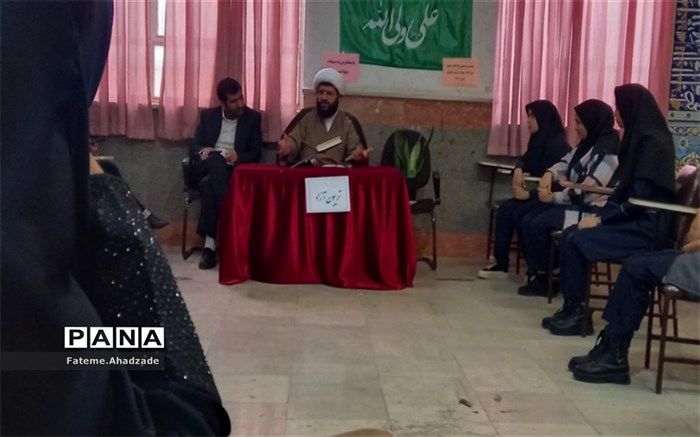 نشست صمیمی دانش‌آموزان پاکدشتی با امام جمعه‌ این شهرستان