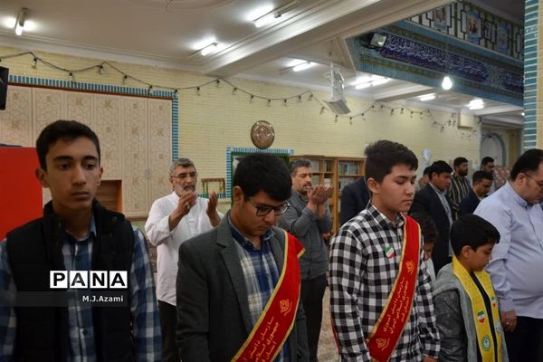 حضور اعضای سازمان دانش‌آموزی جعفریه و دستجرد در نماز جمعه
