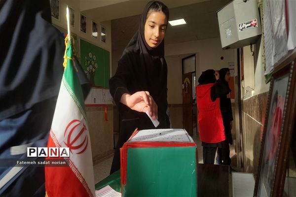 برگزاری انتخابات شورای دانش‌آموزی در دبیرستان فاطمه آهنچی