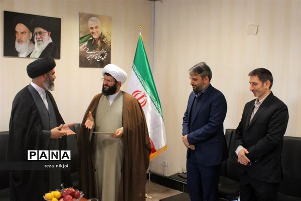 آیین اهدا ابلاغ کمیته همکاری‌های آموزش و پرورش و حوزه علمیه ناحیه یک بهارستان