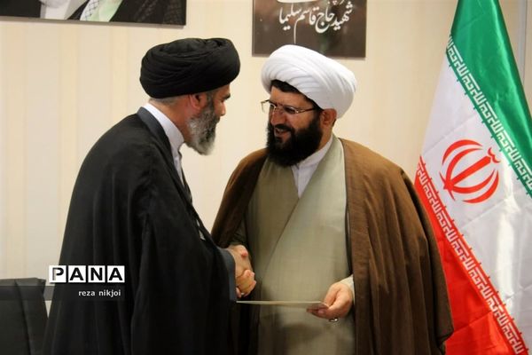 آیین اهدا ابلاغ کمیته همکاری‌های آموزش و پرورش و حوزه علمیه ناحیه یک بهارستان