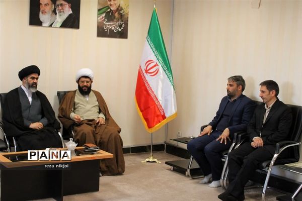 آیین اهدا ابلاغ کمیته همکاری‌های آموزش و پرورش و حوزه علمیه ناحیه یک بهارستان