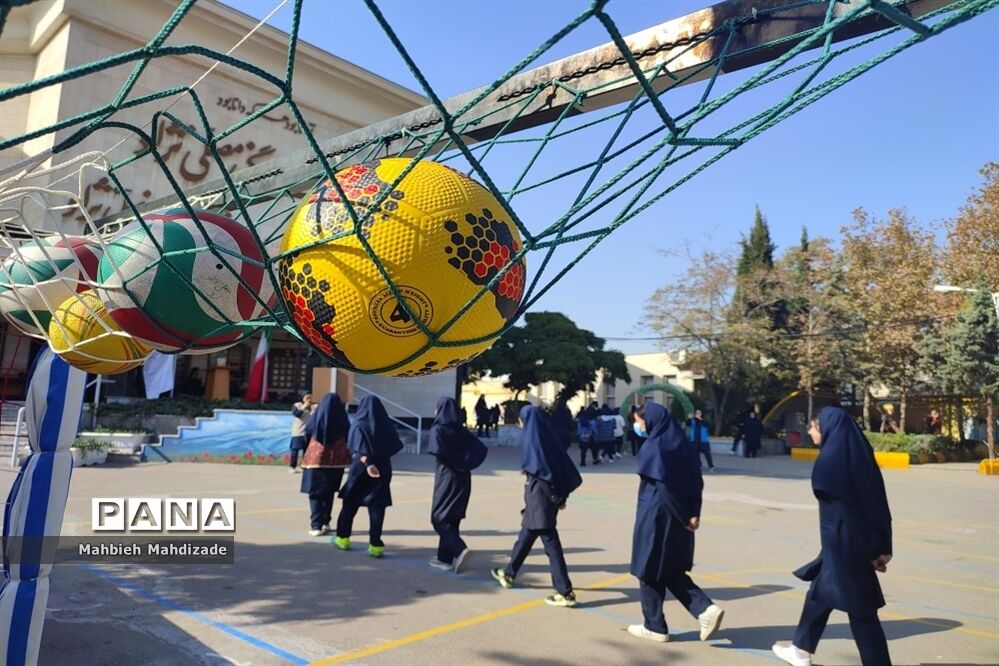 آیین آغاز مسابقات ورزشی دانش‌آموزان سراسر کشور در دبیرستان آرمینه مصلی نژاد