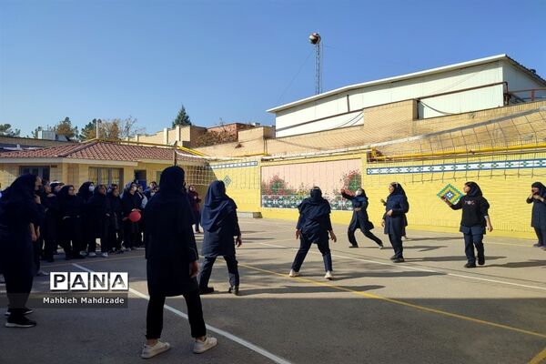 آیین آغاز مسابقات ورزشی دانش‌آموزان سراسر کشور در دبیرستان آرمینه مصلی نژاد