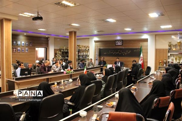 جلسه شورای اداری در آموزش و پرورش ناحیه یک بهارستان